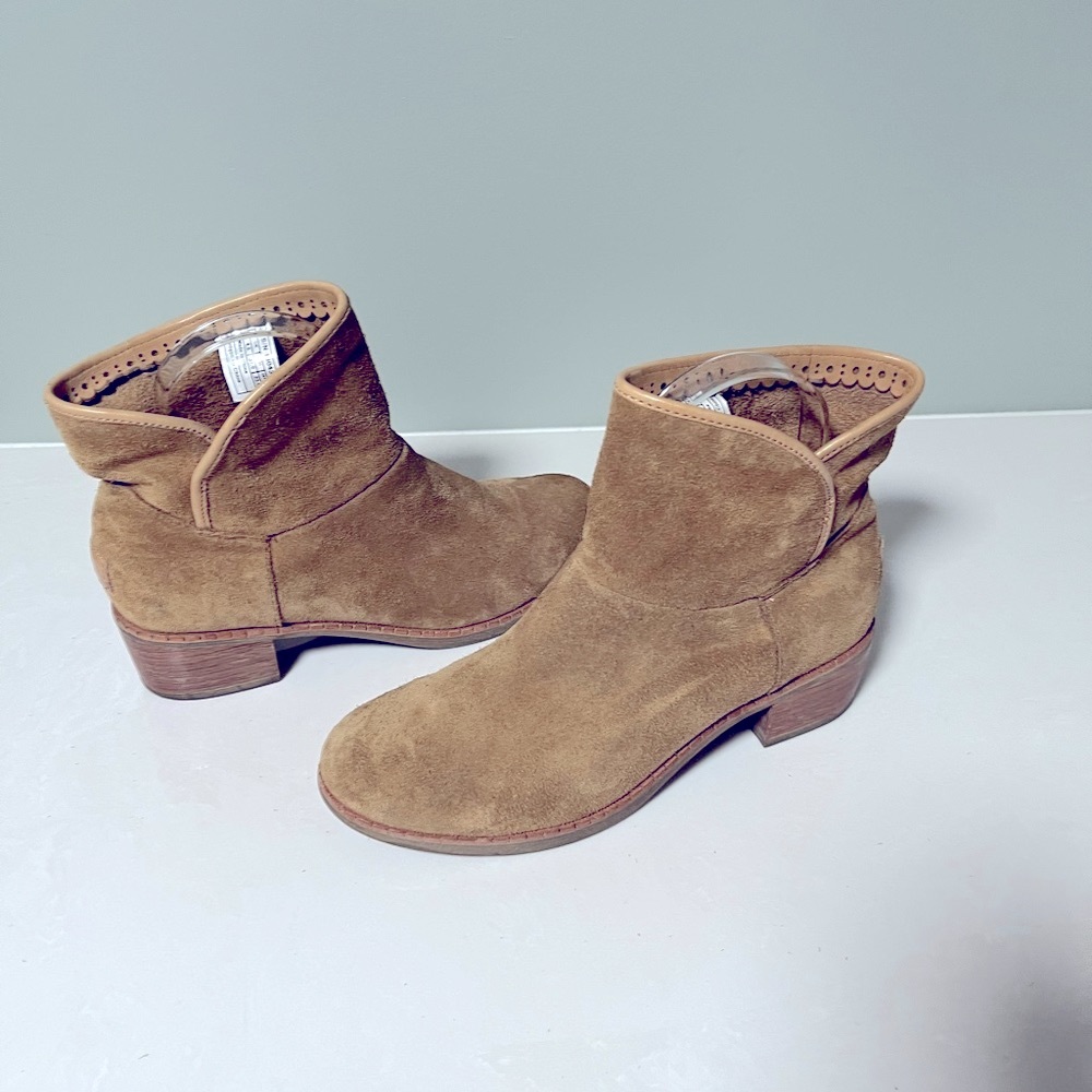 UGG ,Ankle Boots Darling chestnut ,suede women’s size 6